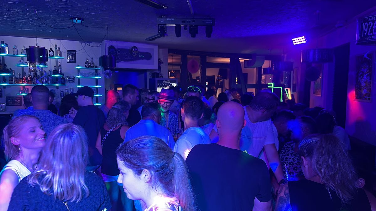 Publikum in der Bar