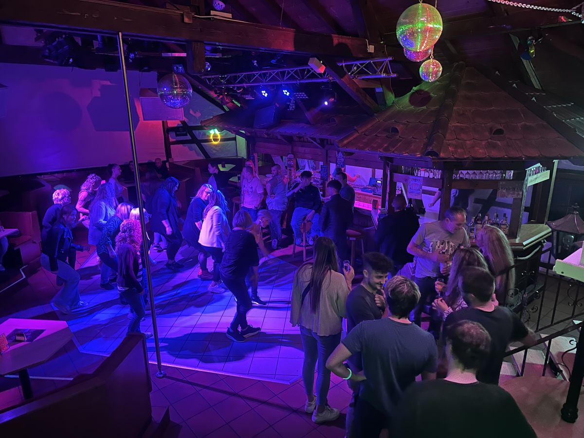 Tanzfläche mit Discokugeln
