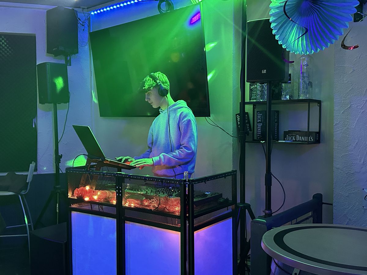 DJ Oneofus am Laptop