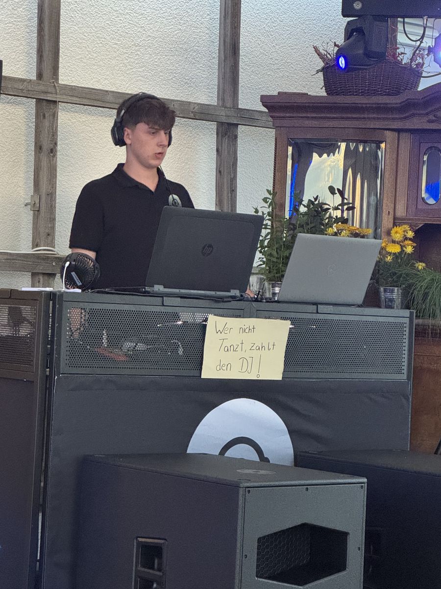 DJ am Pult bei Feier