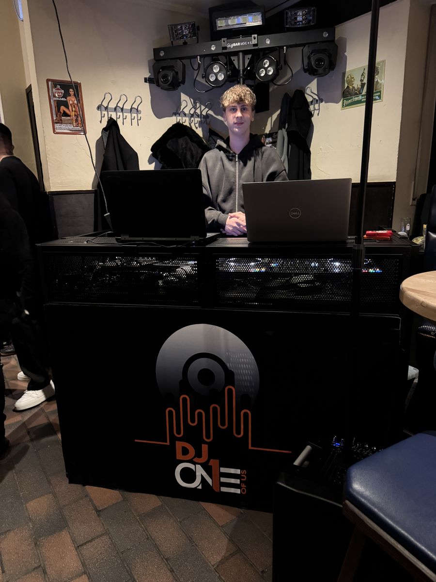 DJ Pult mit DJ Oneofus Logo