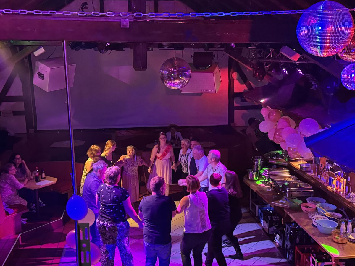 Feier mit Discokugeln und Luftballons